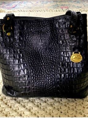 Vintage Brahmin Hobo tote. “alligator” embossed leather EUC black